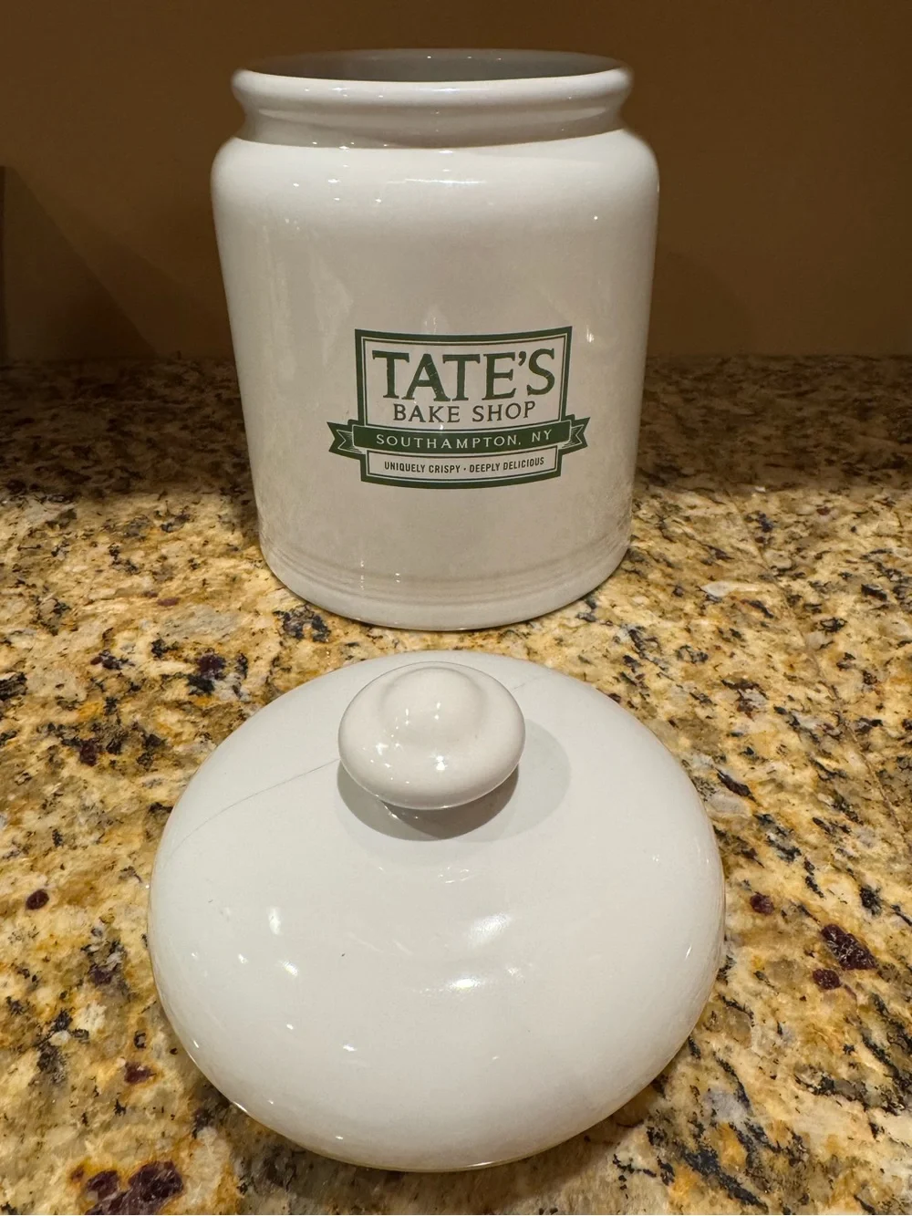 Tate’s Bake Shop Ceramic Cookie Jar 10” tall w/lid South Hampton, Long Island NY